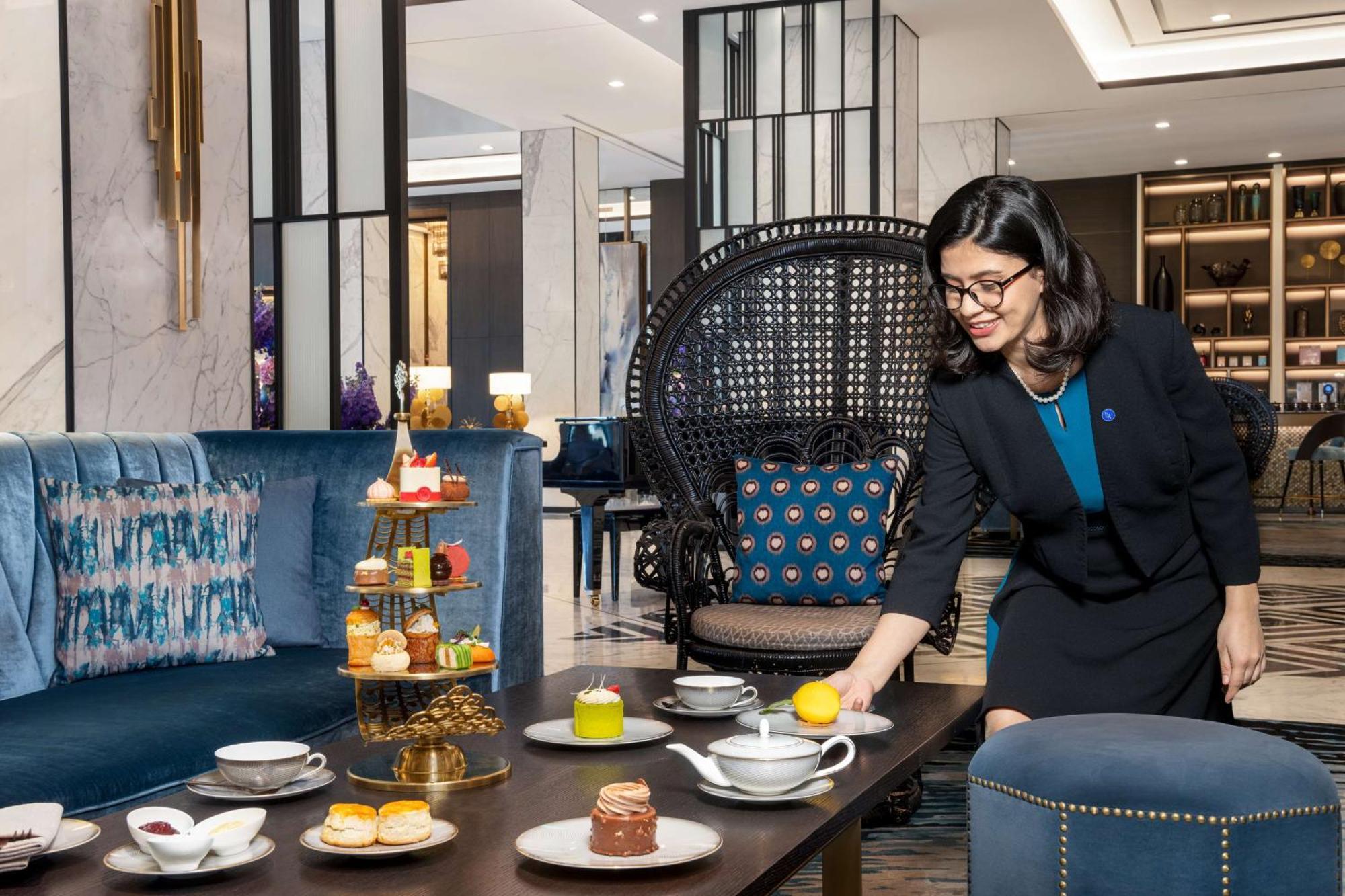 Waldorf Astoria Kuwait Hotel Kuwait City Bagian luar foto A butler at work