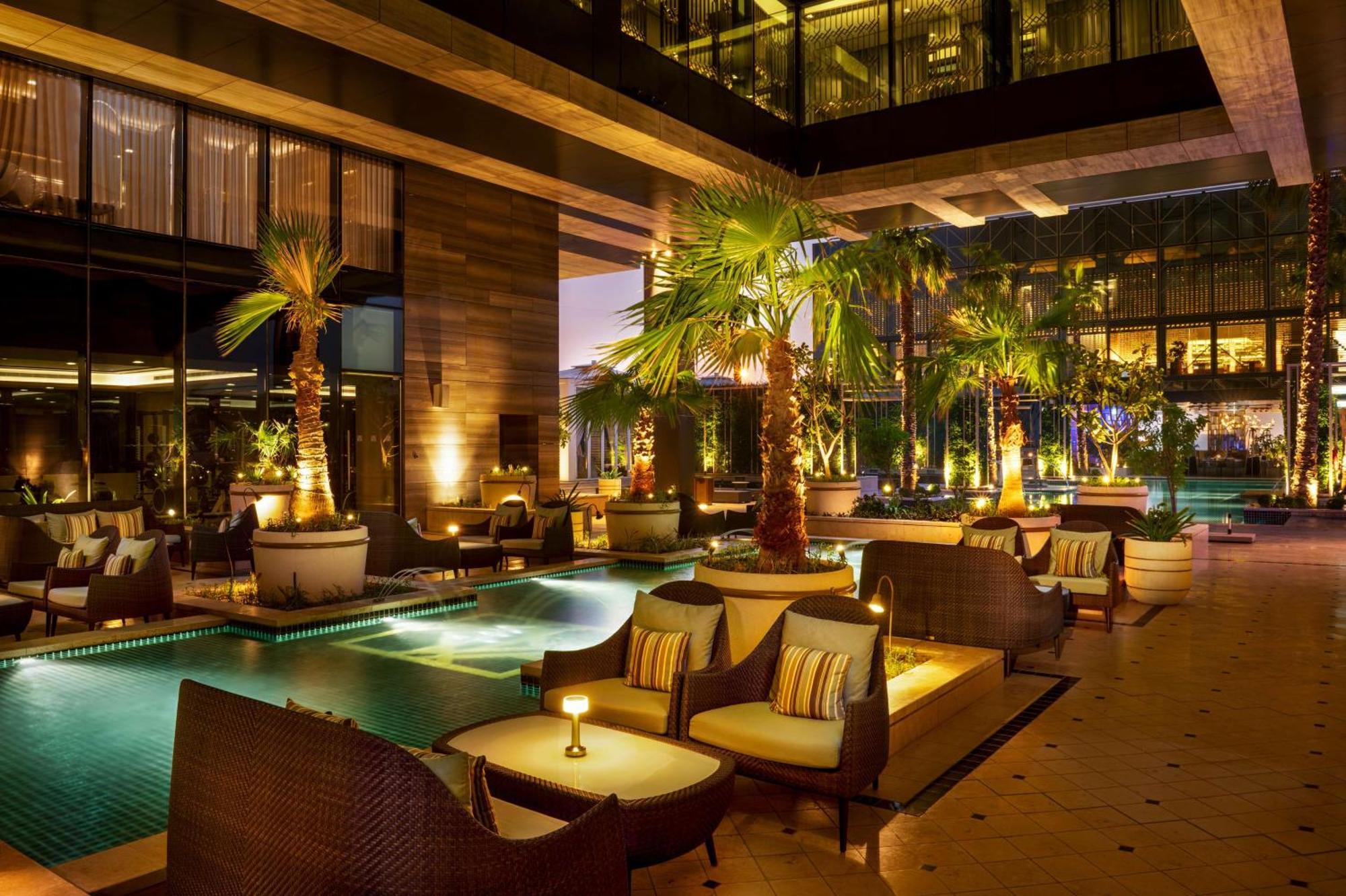 Waldorf Astoria Kuwait Hotel Kuwait City Bagian luar foto The pool at the hotel