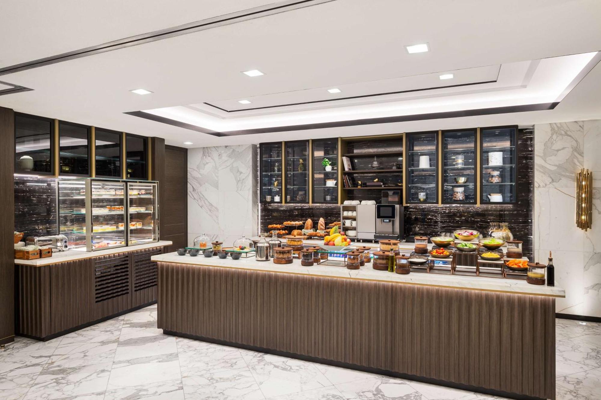 Waldorf Astoria Kuwait Hotel Kuwait City Bagian luar foto The Club lounge at Beijing Capital International Airport